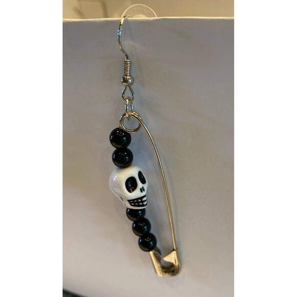 Earrings Skull Safety Pin Goth Emo Halloween Spooky Scary  Graveyard Cemetery - Picture 2 of 5